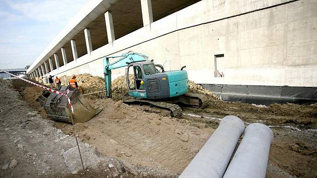 Životnost tunelů Dobrovského je naplánovaná na sto let. Stavbu tvoří dva samostatné tubusy dlouhé 1250 metrů. Stála 12 miliard korun. 