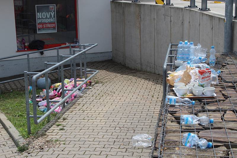 Noční bouřka vyplavila i jeden z obchodů v brněnské Bystrci. Následky odklízeli ještě odpoledne