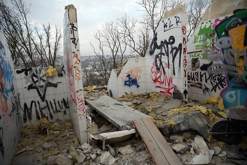 Demolice vily zkrachovalého podnikatele Rudolfa Hošny nad Pisáreckými tunely v Brně.