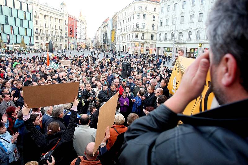 Asi pětistovka demonstrantů přišla na náměstí Svobody podpořit Bohuslava Sobotku.