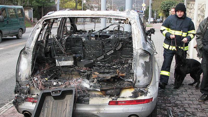 Shořelé luxusní auto v Lipové ulici v Brně.