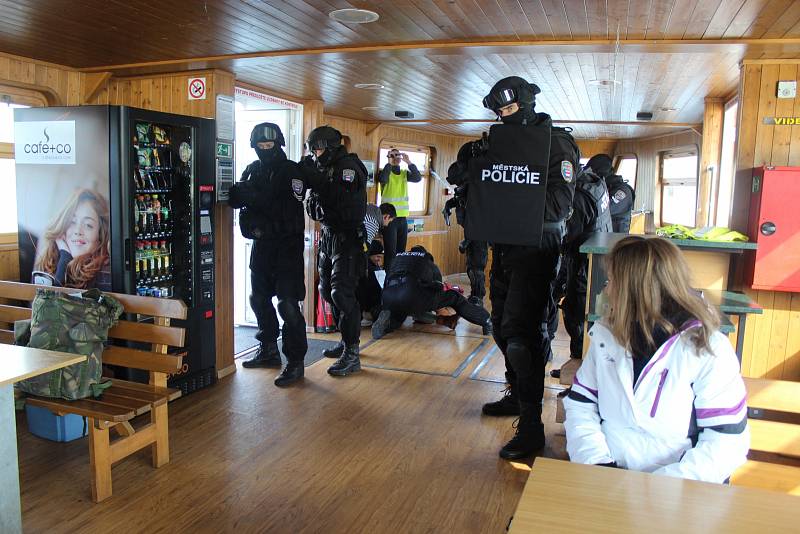 Zásah proti ozbrojeným výtržníkům na lodi trénovali v pondělí na Brněnské přehradě strážníci. Jednalo se o historicky první cvičení, do kterého zároveň zapojili psovody, poříční i pořádkovou jednotku městské policie.