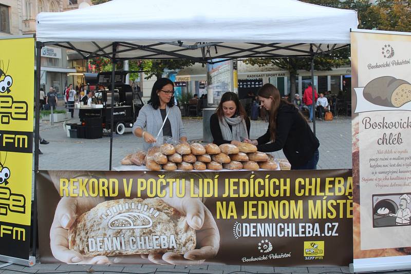 Brno si zapsalo český rekord. Překonal ho dav lidí zakusující se do chleba