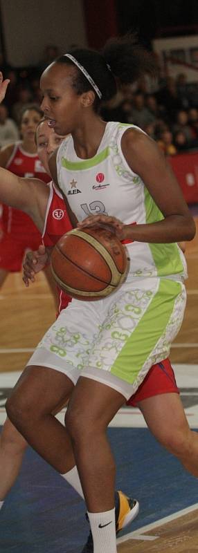 Basketbalistky IMOS Brno zvítězily ve třetím kole Evropské ligy ve skupině A nad Wislou Krakov po prodloužení 77:74.