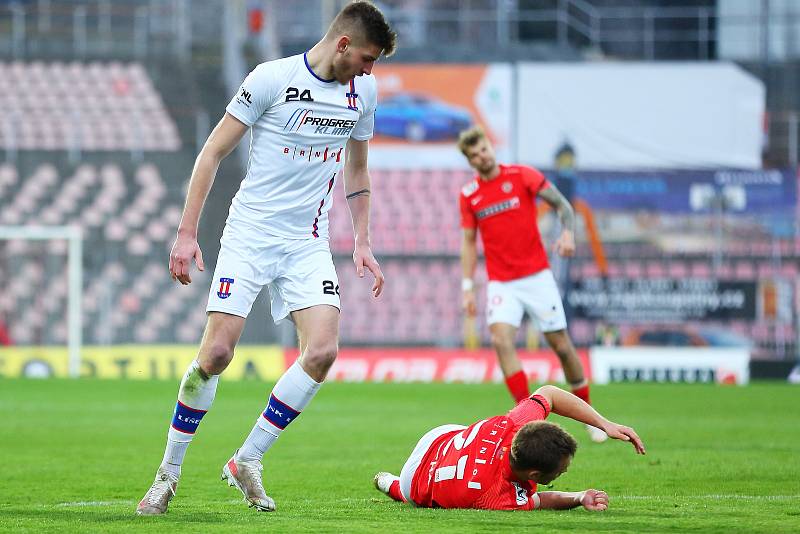 Líšeňský fotbalista Jakub Černín (v bílém) si zahrál i v derby proti Zbrojovce.