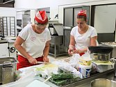  V soutěži o nejlepší školní oběd se utkali kuchaři ze školních jídelen z celé země. Ve čtvrtečním finále v Brně soutěžilo deset týmů.