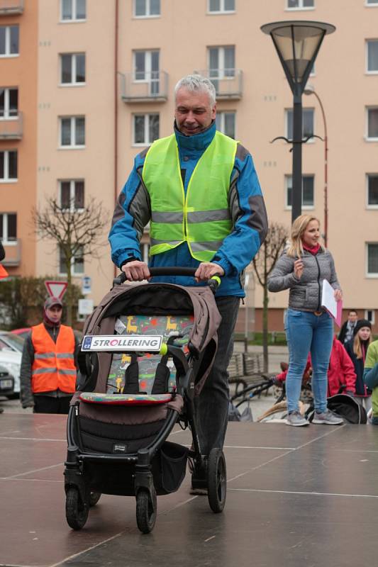 Závod dětských kočárků pobavil v Blansku nejen rodiče.