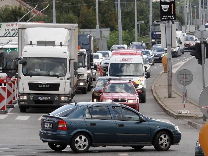 Havárie kanalizace omezila dopravu u Tomkova náměstí směrem do Husovického tunelu. Řidiči i hromadná doprava v místě nabírala až hodinové zpoždění.