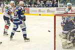 Hokejisté Chomutova porazili v úvodním zápase předkola play off extraligy Kometu Brno 2:1 v prodloužení. V 63. minutě rozhodl svou druhou brankou v utkání kanadský obránce Brett Skinner. Série hraná na tři výhry pokračuje v úterý opět na severu Čech.