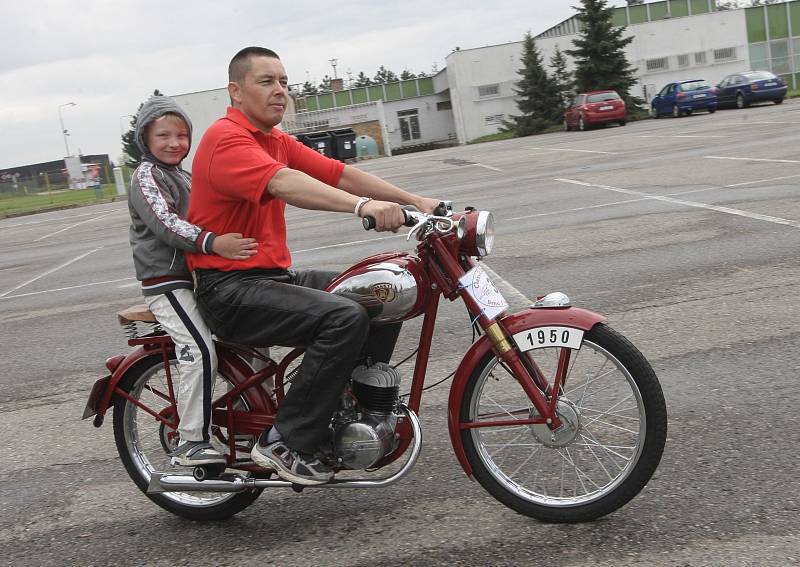 Akce zaměřená výhradně na historické vozy a motocykly připomněla slavnou éru původního Masarykova okruhu, který dlouhé roky hostil evropský šampionát cestovních vozů a formulí. 