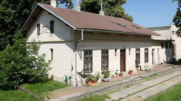 Za stavbou nádraží stál Cyril Seifert z Brna, který získal koncesi na provoz trati mezi samostatnými obcemi Líšní a Černovicemi.