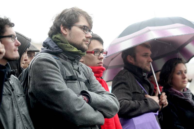 Demonstrace Listopadem to nekončí se účastnilo několik stovek lidí.