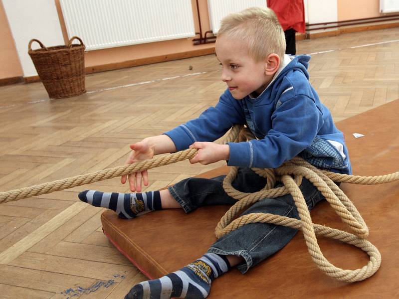 Do světa pohádek se na sobotní odpoledne přenesly děti v brněnském Žebětíně. Centrum volného času Cvoček pro ně připravilo program Ať žijí rytíři! 