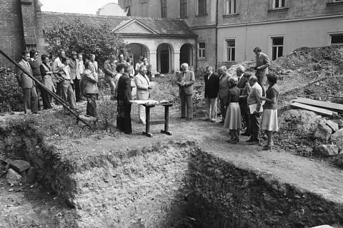 Archeologická komise na výzkumu v klášteře v roce 1979 v čele s objevitelem velkomoravských staveb v Mikulčicích akademikem Josefem Poulíkem. V té době se teorie o velkomoravském stáří rotundy na Starém Brně vážně diskutovala.
