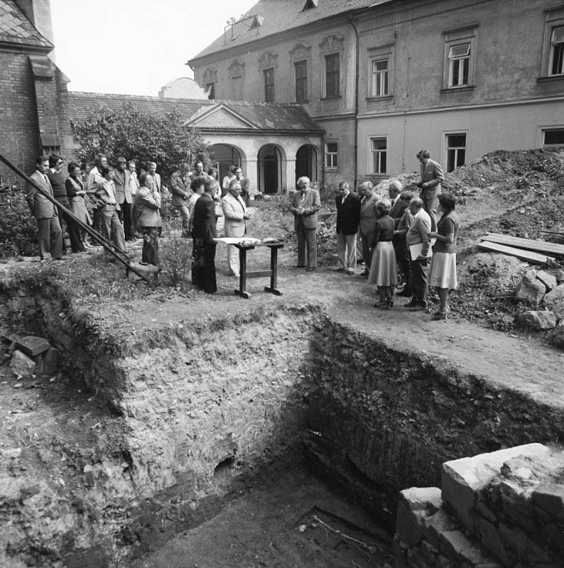 Archeologická komise na výzkumu v klášteře v roce 1979 v čele s objevitelem velkomoravských staveb v Mikulčicích akademikem Josefem Poulíkem. V té době se teorie o velkomoravském stáří rotundy na Starém Brně vážně diskutovala.