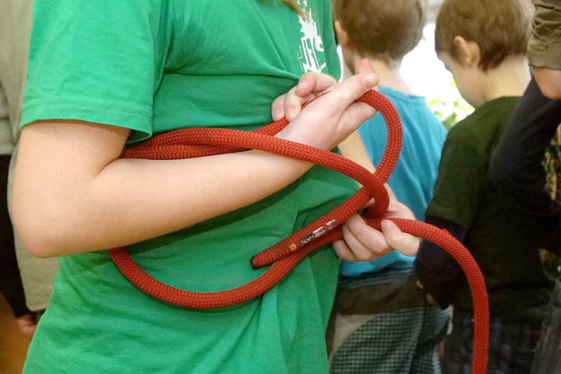 Zhruba dvě stovky dětí přišly v sobotu do jundrovské základní školy v Jasanové ulici. Soutěžily tam ve vázání nejrůznějších druhů uzlů.