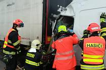 Nehoda na dálnici D1 u Ostrovačic, po které zůstal v dodávce zaklíněný řidič.