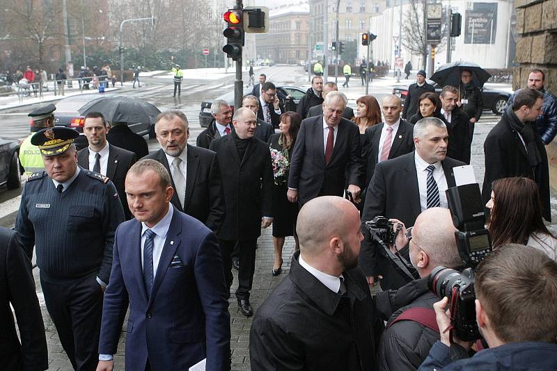 Prezidenta Miloše Zemana uvedl do budovy krajského úřadu jihomoravský hejtman Michal Hašek.