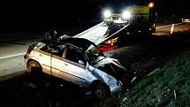 Dvě osobní auta se srazila v sobotu večer na dálnici D1. K nehodě museli vyjet policisté, hasiči i záchranáři. Jedno z aut se při nehodě převrátilo na střechu. Jeho řidiče museli ošetřit záchranáři.