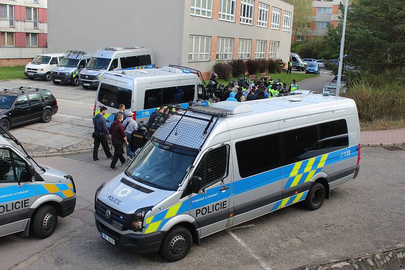 Jihomoravští policisté ve spolupráci s moravskoslezskými ve středu v Brně trénovali zásah proti demonstrantům. Cvičení se zúčastnily tři stovky policistů.