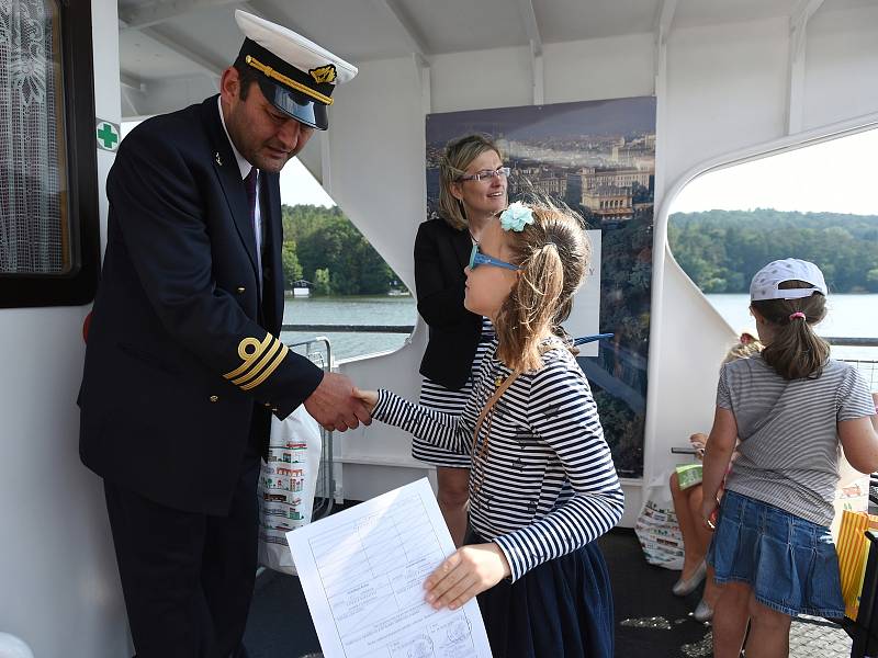 Žáci první třídy ZŠ Otevřená v Žebětíně dostali vysvědčení na lodi Dopravního podiku města Brna během plavby na brněnské přehradě.