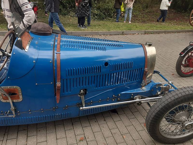 Milovníci historických automobilů i motocyklů si první říjnovou sobotu přišli na své při tradičním závodu Brno-Soběšice.