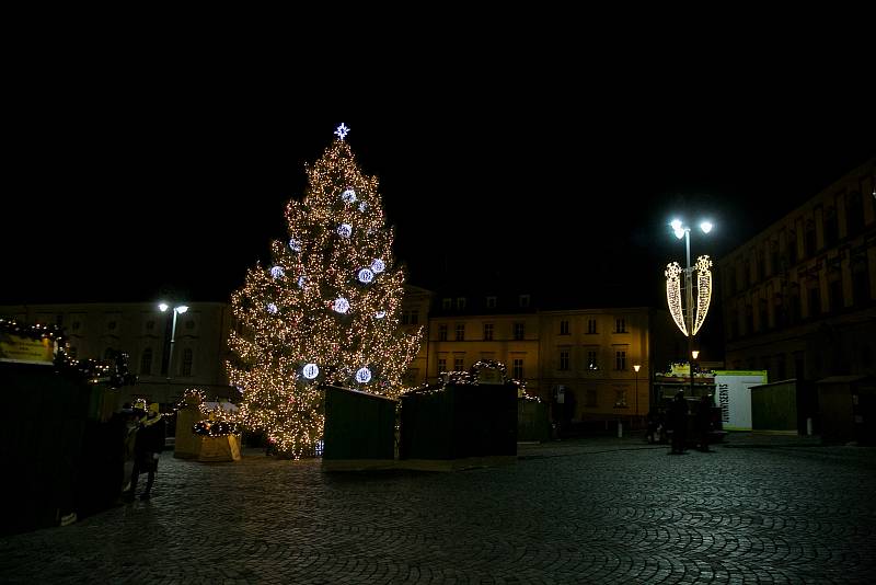 Pohled na netradiční předvánoční Brno - pustý Zelný trh a centrální náměstí Svobody.