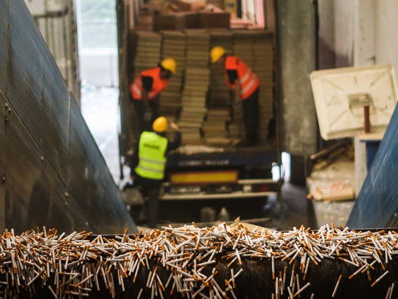 Celní správa v úterý zlikvidovala 118 milionů kusů cigaret a 187 tun tabáku v brněnské spalovně. Zabavené zboží naplnilo dva kamiony. Do spalovny přijelo až po letech od zabavení, kvůli soudnímu jednání.