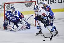 Bílí Tygři Liberec - HC Kometa Brno - Utkání 23. kolo hokejové extraligy Bílí Tygři Liberec - HC Kometa Brno 28. listopadu 2019 v Liberci. Zleva brankář Brna Karel Vejmelka, Lukáš Krenželok z Liberce a Filip Pyrochta z Brna.