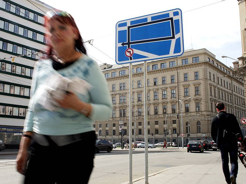 Chcete-li odbočit doleva, musíme jet nejprve rovně a potom třikrát doprava. Zhruba takový je výklad dopravní značky, která je umístěna na křižovatce ulic Cejl a Koliště v centru Brna. Její fotografie koluje po sociálních sítích a baví lidi.