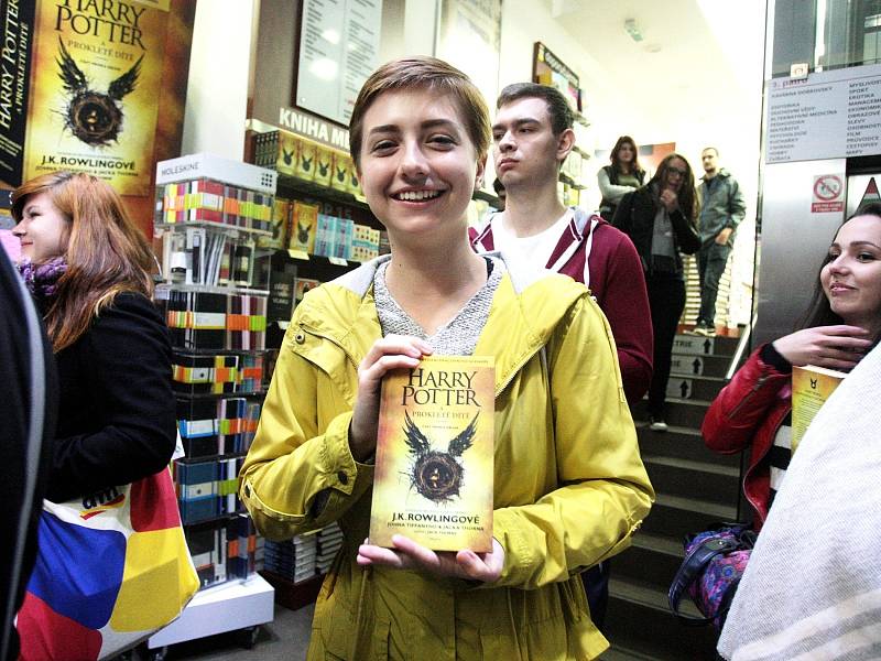 Zhruba stovka lidí postávala před páteční půlnocí před knihkupectvím Dobrovský v Joštově ulici. Důvodem nezvyklého zájmu Brňanů o čtení byl předprodej nejnovější knihy J. K. Rowlingové s názvem Harry Potter a prokleté dítě.