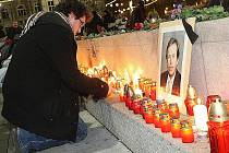 Lidé ctí památku zesnulého bývalého prezidenta Václava Havla - ilustrační foto.