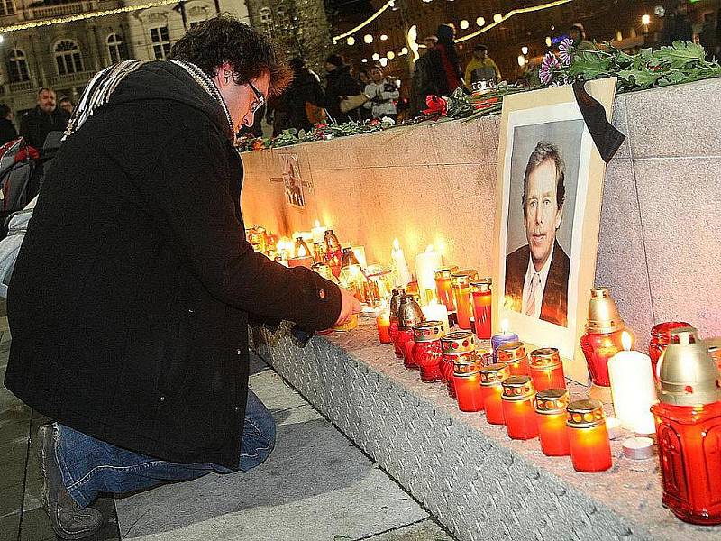 Lidé ctí památku zesnulého bývalého prezidenta Václava Havla - ilustrační foto.