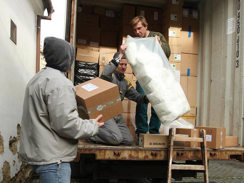 Nezisková organizace Nadace sv. Františka z Assisi, Brno odeslala velkoobjemové kontejnery s humanitární pomocí do Indie.