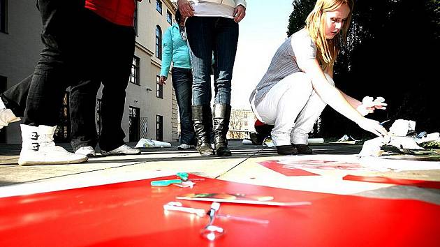 Osmadvacet studentů brněnských uměleckých vysokých i středních škol se ve středu odpoledne nechalo inspirovat brněnským Bienále a v Uměleckoprů myslovém muzeu vytvářeli plakáty, obrazy i umění přímo na svém těle. 