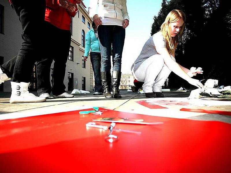 Osmadvacet studentů brněnských uměleckých vysokých i středních škol se ve středu odpoledne nechalo inspirovat brněnským Bienále a v Uměleckoprů myslovém muzeu vytvářeli plakáty, obrazy i umění přímo na svém těle. 