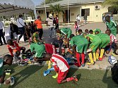 Malí fotbalisté z Brna darovali dětem v Tanzanii sto sedmdesát párů kopaček.