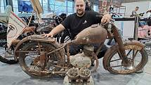 Petr Kenny Burian stojí za kuriózní výstavou legendárních československých motocyklů Jawa a ČZ.
