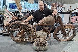 Petr Kenny Burian stojí za kuriózní výstavou legendárních československých motocyklů Jawa a ČZ.
