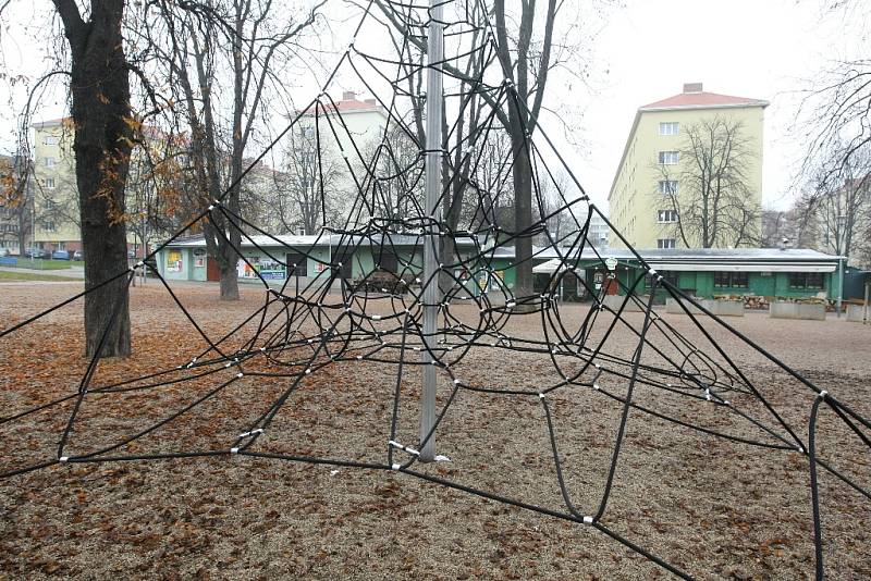  Park mezi Šelepovou a Klusáčkovou ulicí se oficiálně jmenuje sady Národního odboje a jeho název odkazuje na vojenský lágr Pod kaštany, který tam byl za druhé světové války.