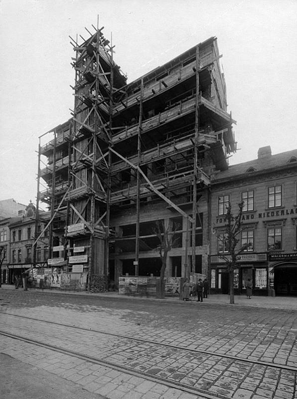 Rychlé občerstvení si dopřáli Brňané poprvé 1. srpna 1967 v tehdejším Hotelu Passage. Bistro s názvem Quick servírovalo pochoutky od grilovaných kuřat po párky v rohlíku.