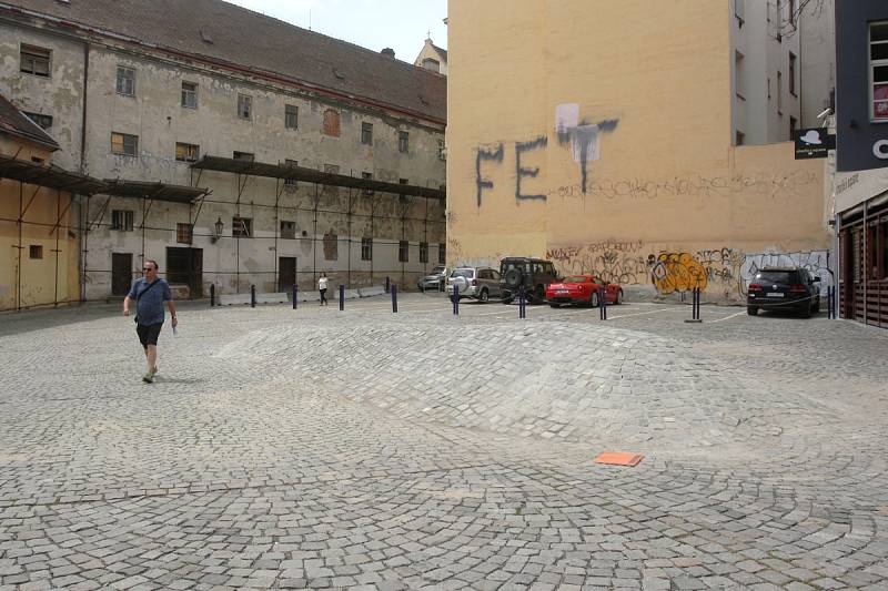 Přehlídka Sochy v ulicích – Brno Art Open 2017. Svá díla kolemjdoucím představuje třináct autorů z České republiky i zahraničí.