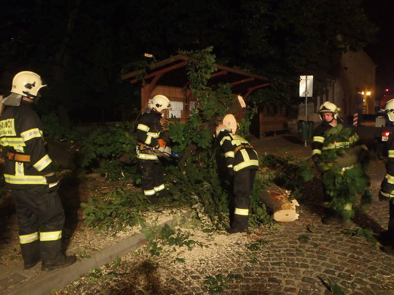 Zranění dítěte způsobila pondělní vichřice, která přišla spolu s deštěm na Brněnsko. V Zastávce poryvy větru porazily strom právě na projíždějící autobus.