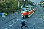 Obrovské štěstí měl student brněnského gymnázia ve Vídeňské ulici. Když přebíhal silnici, srazila ho protijedoucí tramvaj. Chlapec vyvázl jen s tržnou ránou na noze.