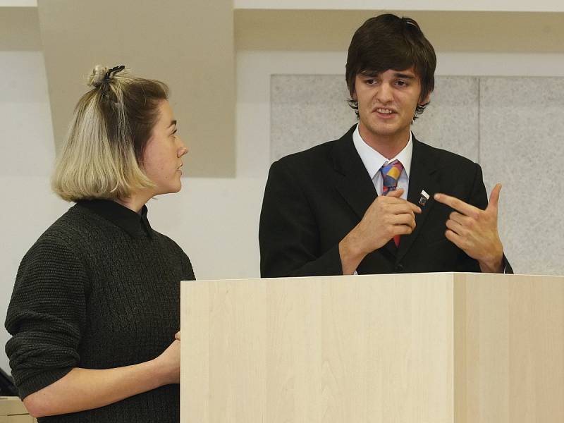 V Mahenově knihovně zastupovala Trumpa a Clintonovou na simulované prezidentské debatě šestice středoškolských studentů. 