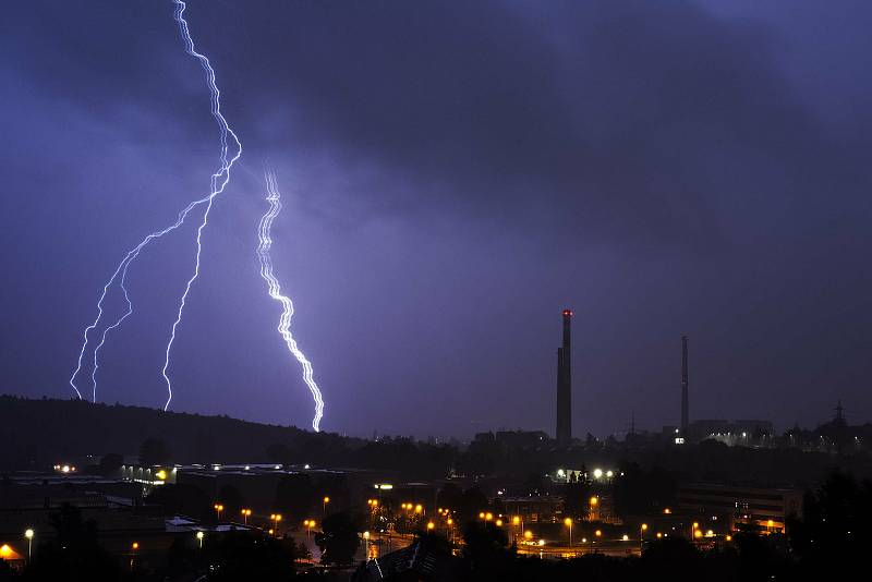 Stuhový blesk zachytil fotograf při bouřce nad Brnem.