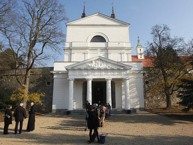 Už je tomu devět let, co naposledy lichtenštejnský kníže Hans Adam II. zavítal do Vranova u Brna. Ve středu přijel znovu, aby se podíval na výsledek tříleté rekonstrukce rodinné hrobky. 