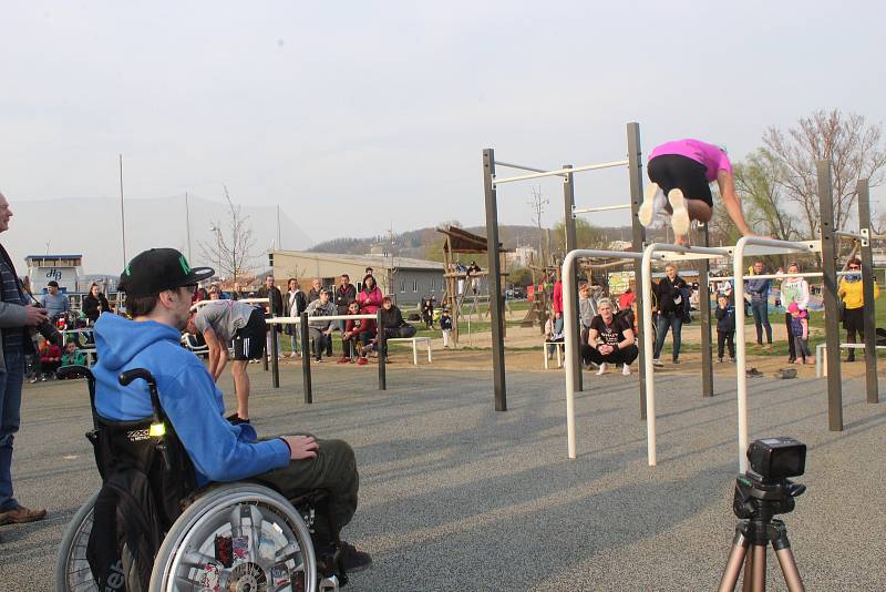 První workoutové hřiště pro handicapované se ve středu v Jundrově otevřelo Brňanům.
