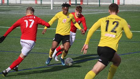 Fotbalisté Rosic (ve žlutém) v sobotním přípravném utkání zdolali rezervu Zbrojovky 2:1.