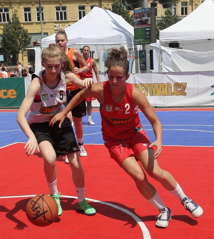 Letní šestidílný seriál basketbalové disciplíny tři na tři zavítal v sobotu také na brněnské náměstí Svobody. 